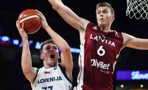 路一塔前逼 路一塔前逼